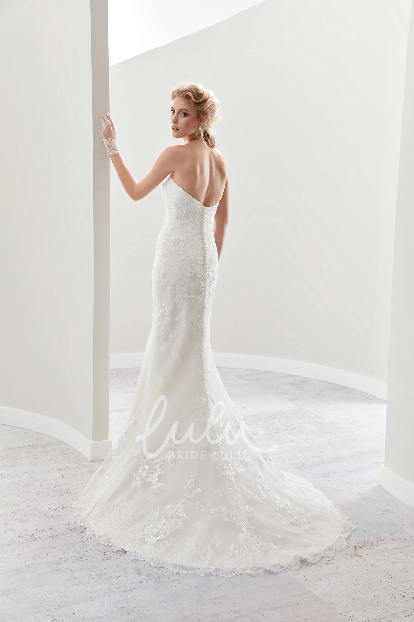 Sheath Mermaid Sweetheart Wedding Dress with Appliques and Open Back Classic Bridal Gown
