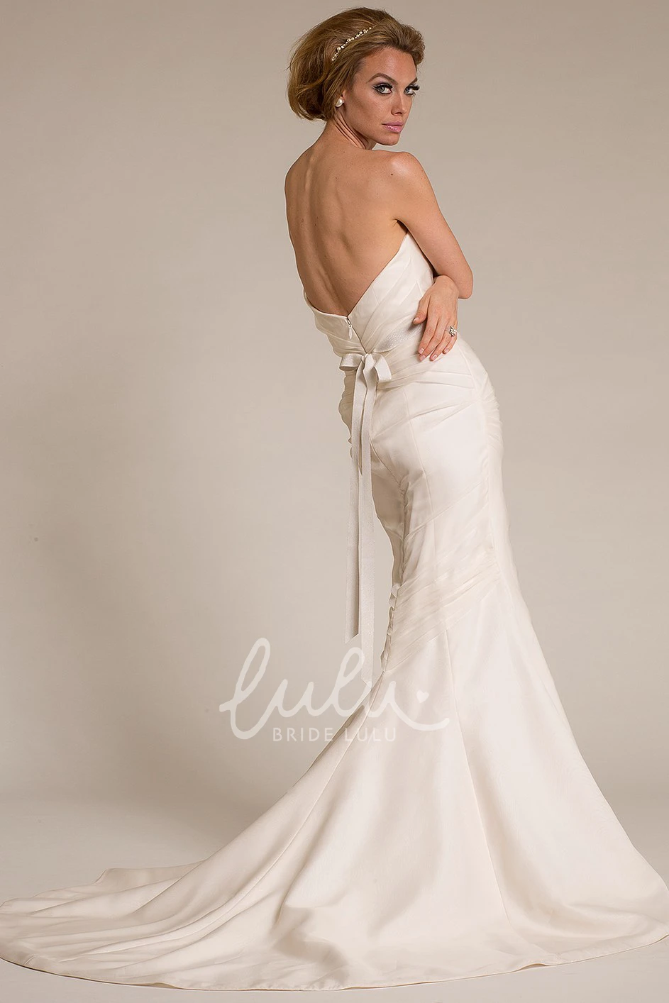 Sheath Sweetheart Satin Wedding Dress with Ruched Bodice and Flower Detail Wedding Dress 2025 Elegant