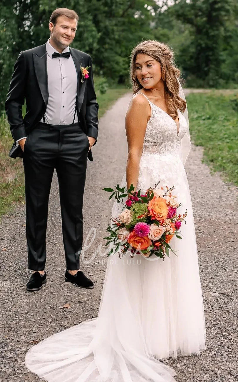 Sexy Spaghetti A-Line Wedding Dress Beach Lace Appliques Fall Autumn Gown with Sweep Train