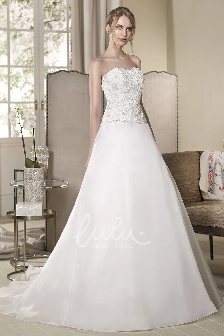 Organza Strapless A-Line Wedding Dress with Appliques