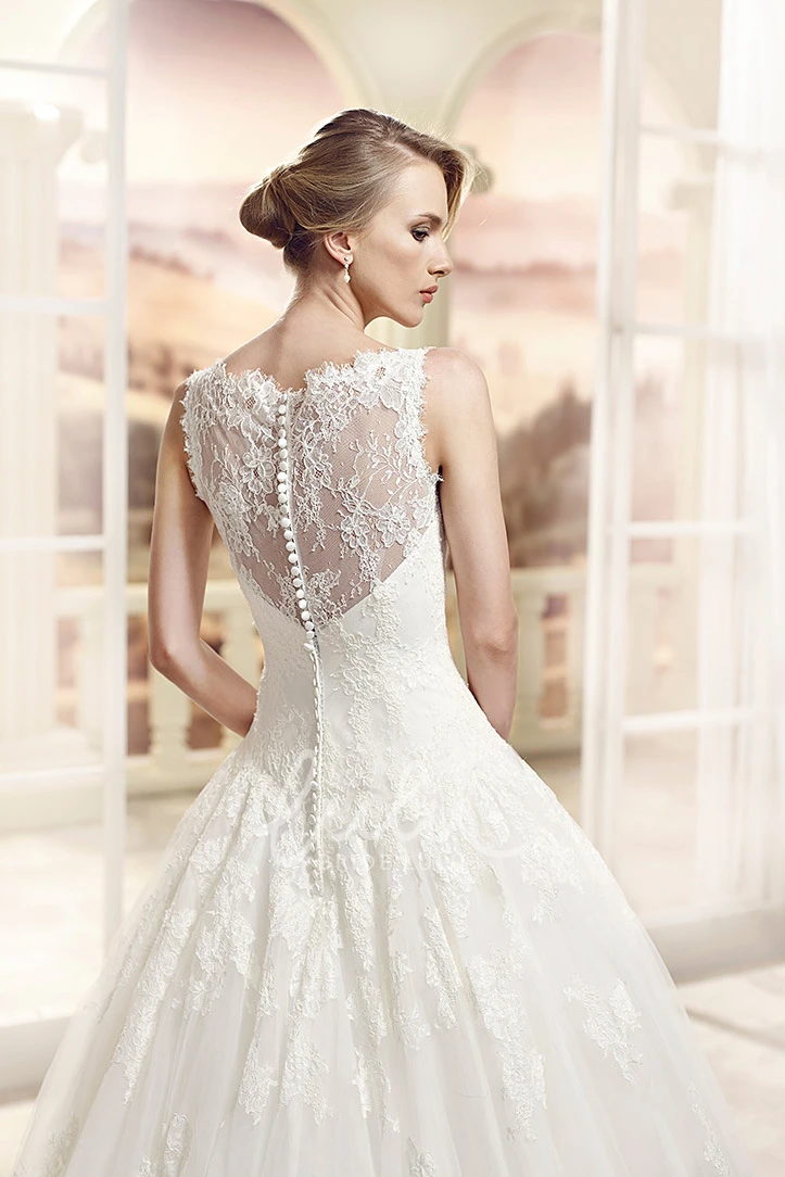 Sleeveless V-Neck Appliqued Tulle Ball Gown Wedding Dress with Long Train