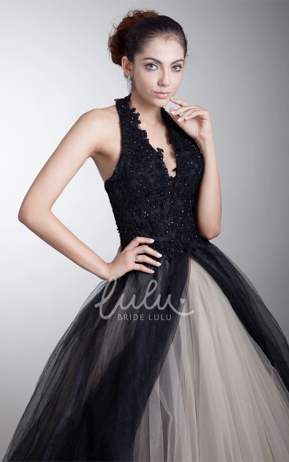 Halter Sleeveless Ball Gown Tulle Wedding Dress with Appliques Plunged Tulle Ball Gown Wedding Dress with Halter Neckline and Appliques