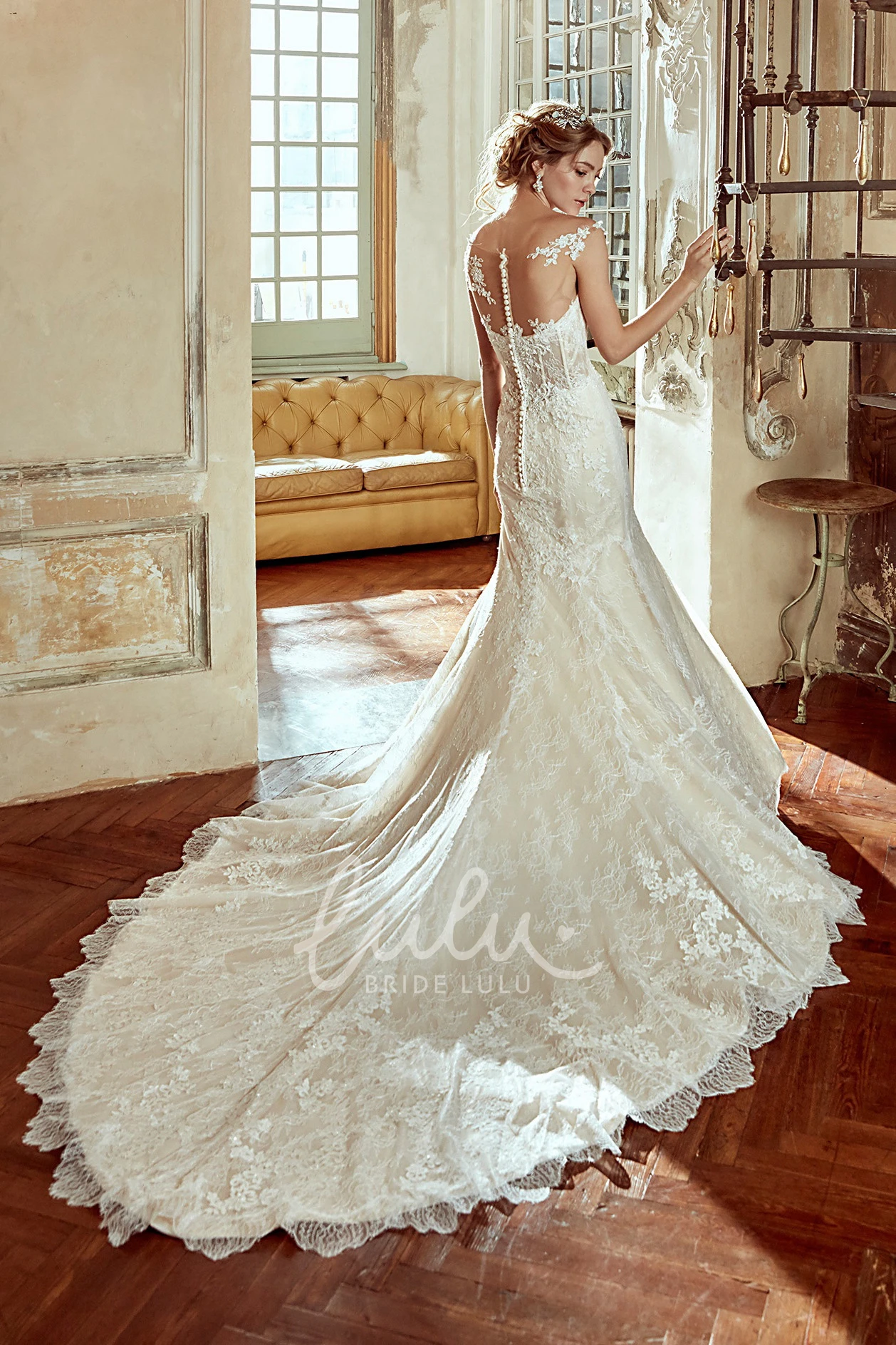 Lace Cap-Sleeve Wedding Dress with Scalloped Train and Appliques Elegant Wedding Dress 2025 Women