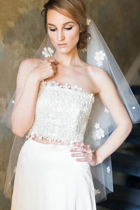 Sweet Flower Petals Short Veil for Wedding Dress