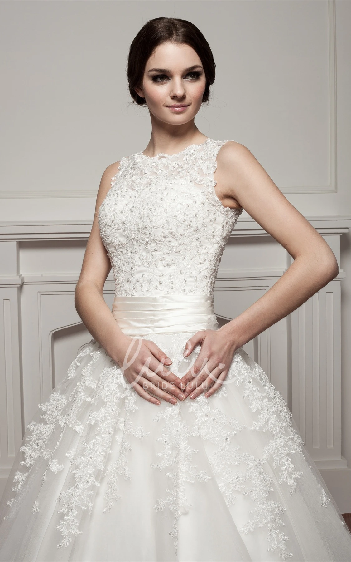 Lace Tulle Ball Gown Wedding Dress with Appliques Sleeveless Bateau-Neck