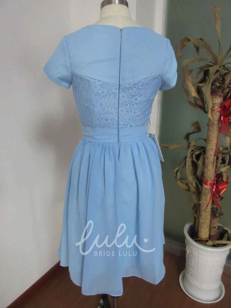 Knee-Length Lace Bridesmaid Dress with Short Sleeves