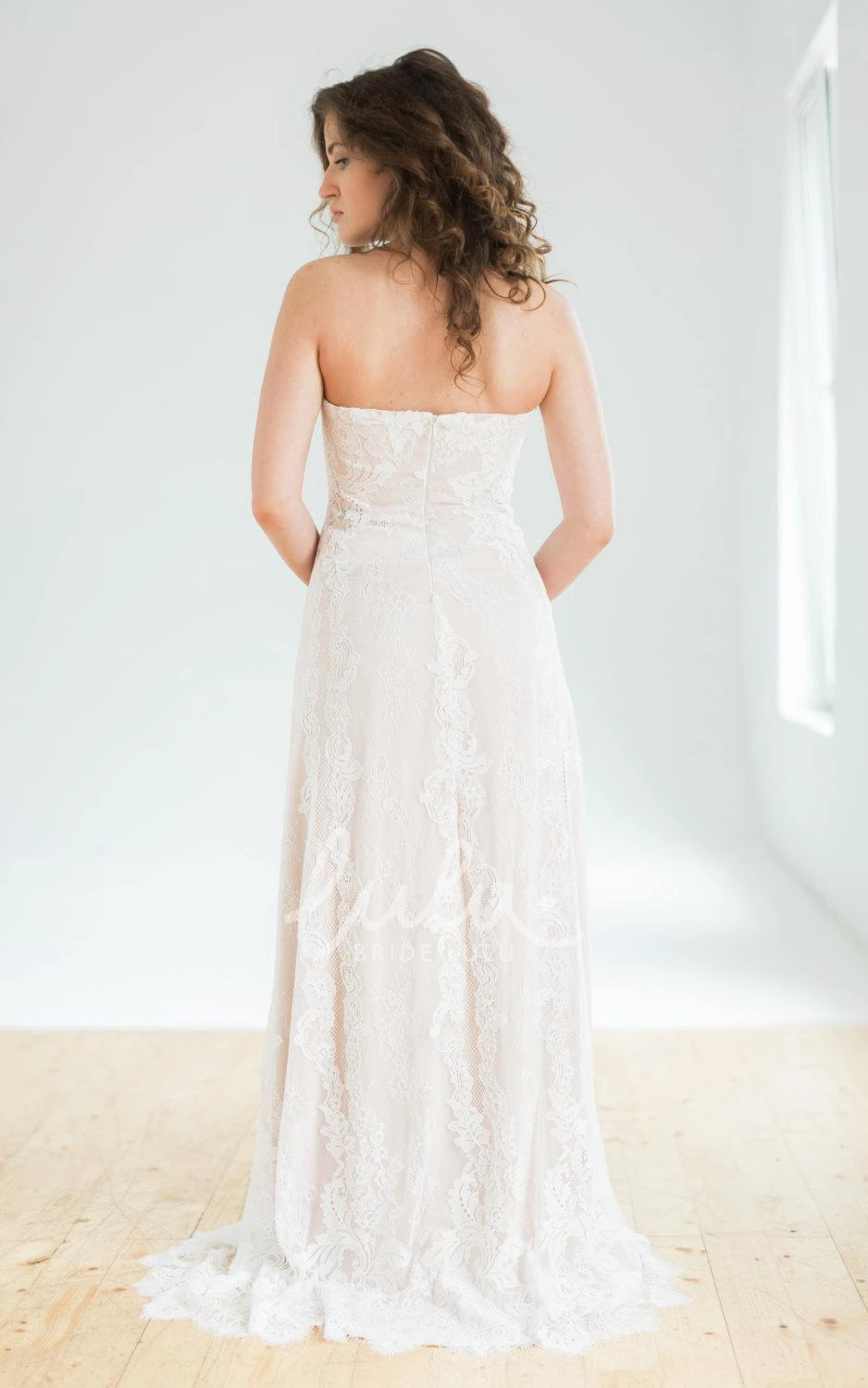 Elegant Floral Sheath Strapless Sweetheart Neckline Boho Lace Wedding Dress Modern Flowy Beach Zipper Back Sweep Train Bridal Gown with Appliques