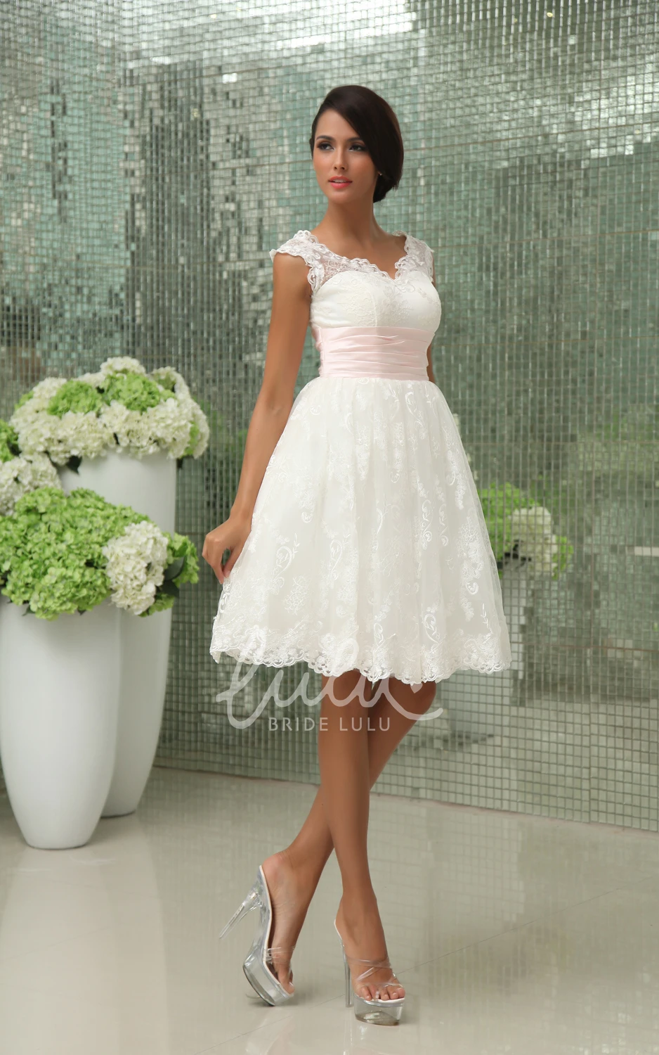 Sweetheart Sleeveless Exquisite Gown with Lace Applique Casual Bridal Dress