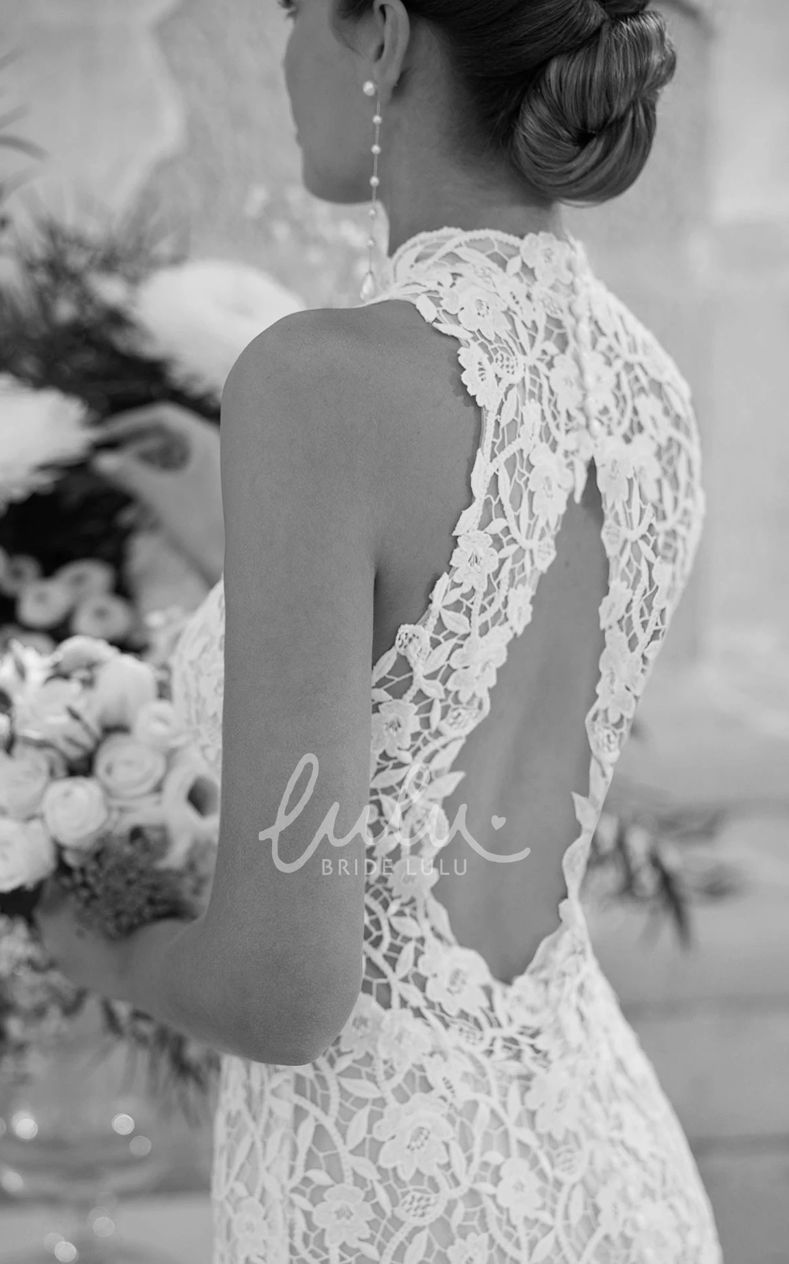 Vintage Romantic Mermaid Sleeveless Jewel Neck Flowers Lace Wedding Dress Elegant Sexy Floor-length Backless Bridal Gown with Train Button