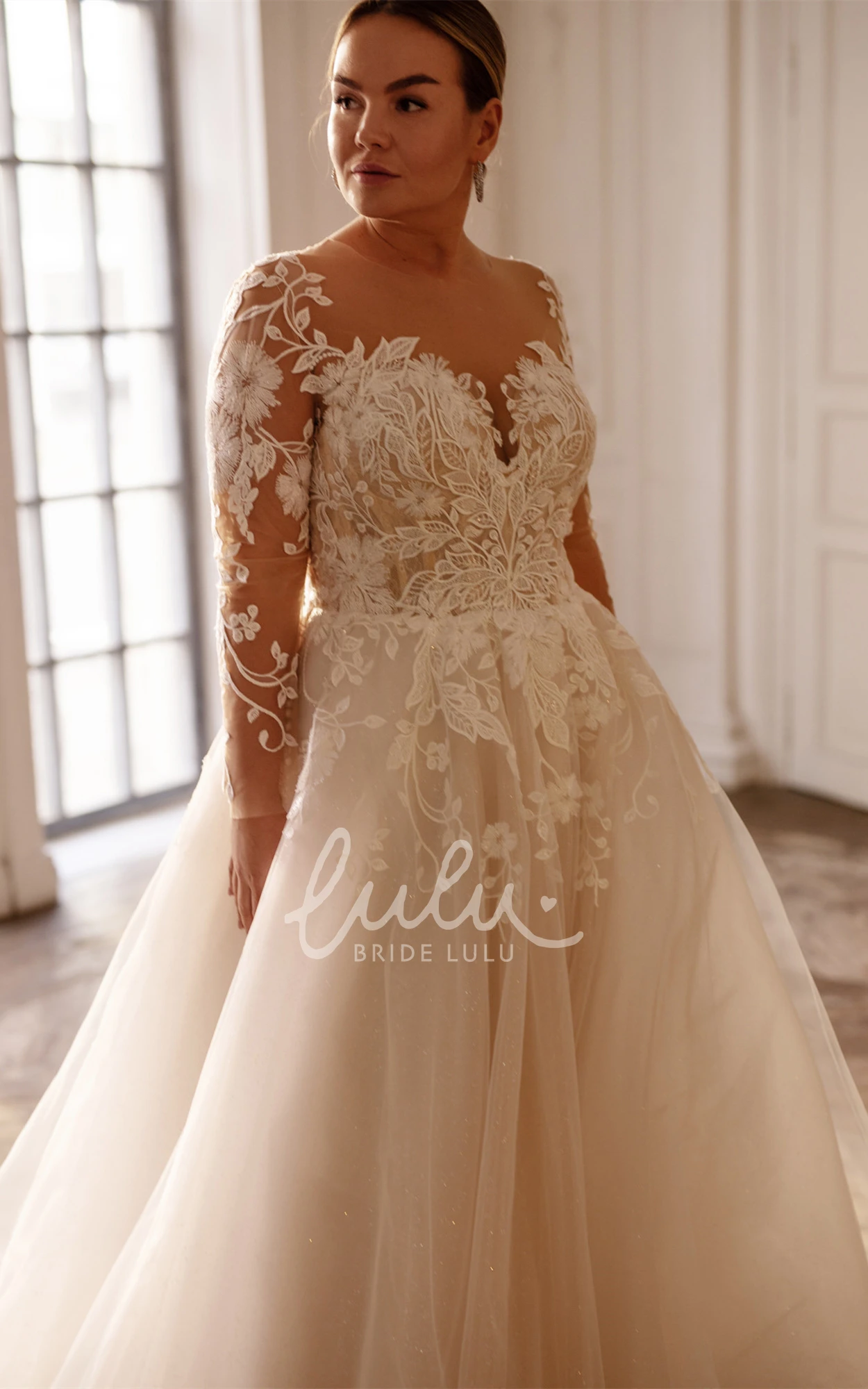 Elegant Lace Bateau Sweep Train Wedding Dress with Appliques Modern Wedding Dress 2025 Women's Elegant Beach