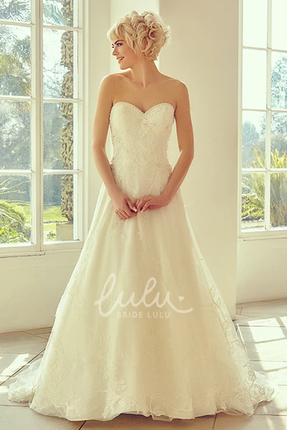 Sweetheart Tulle and Lace Wedding Dress with Appliques and Court Train Floor-Length Bridal Gown