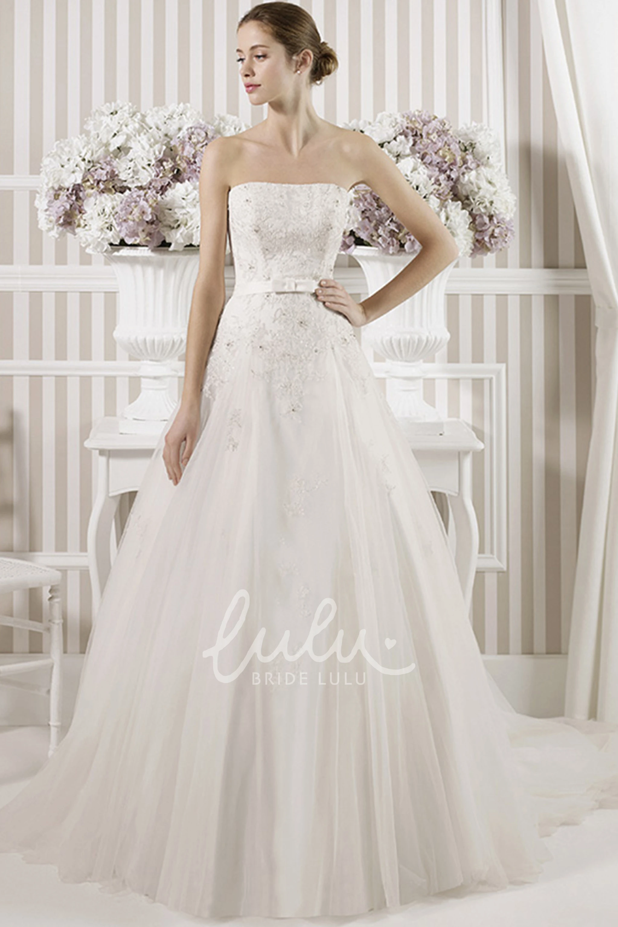 Sleeveless A-Line Tulle&Lace Wedding Dress with Appliques and Floor-Length