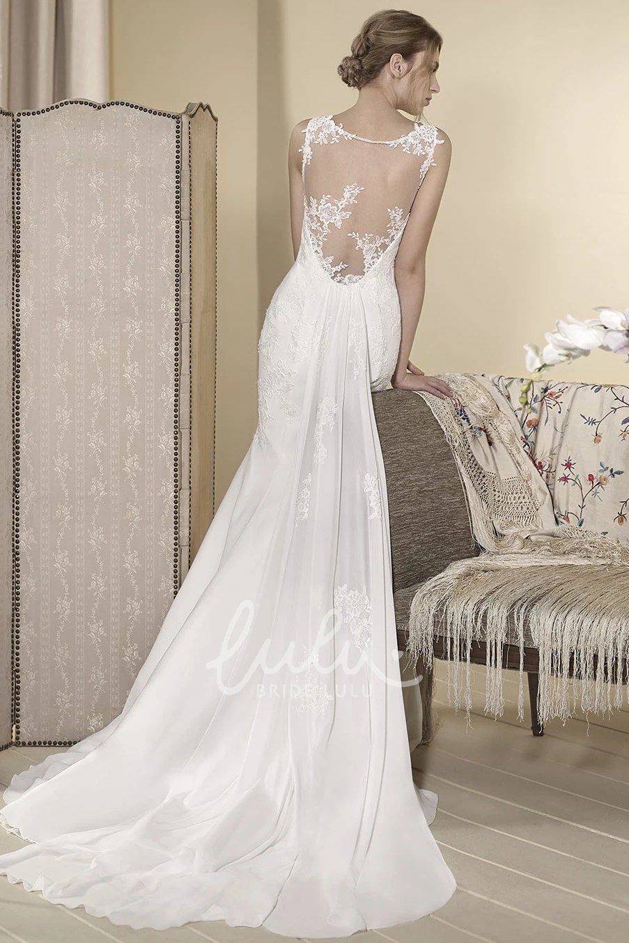 Chiffon V-Neck Sleeveless Sheath Wedding Dress with Appliques