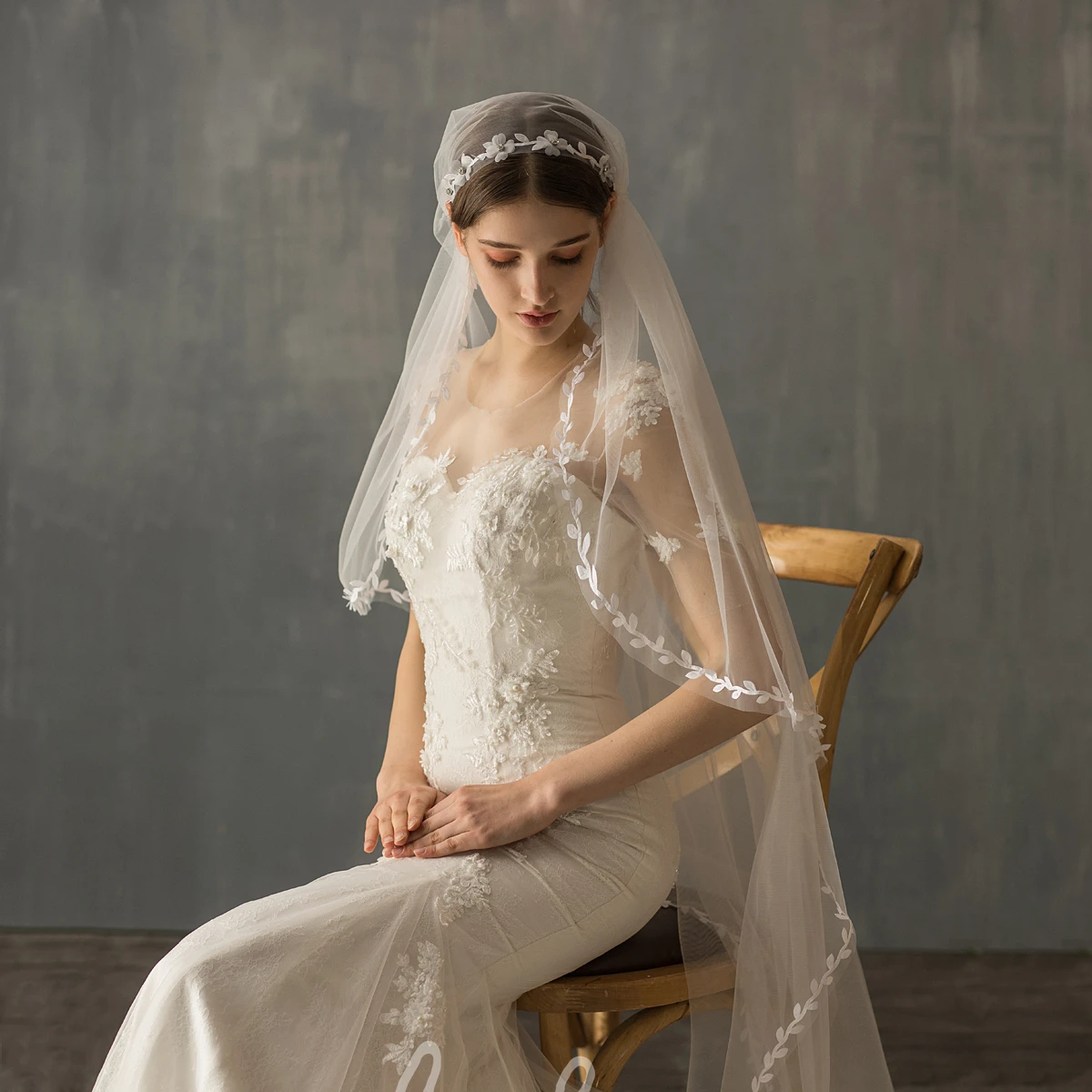 Korean Style Handmade Fingertip Veil with Leaf Trim