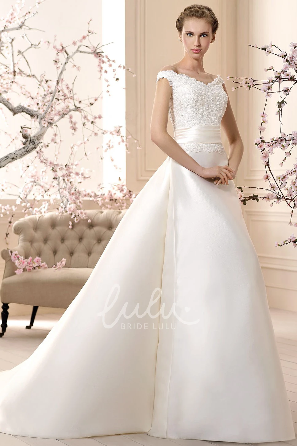 V-Neck Satin Wedding Dress with Appliques Floor-Length