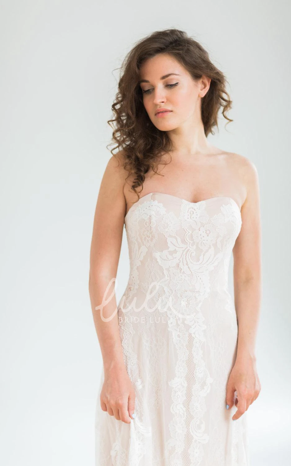 Elegant Floral Sheath Strapless Sweetheart Neckline Boho Lace Wedding Dress Modern Flowy Beach Zipper Back Sweep Train Bridal Gown with Appliques