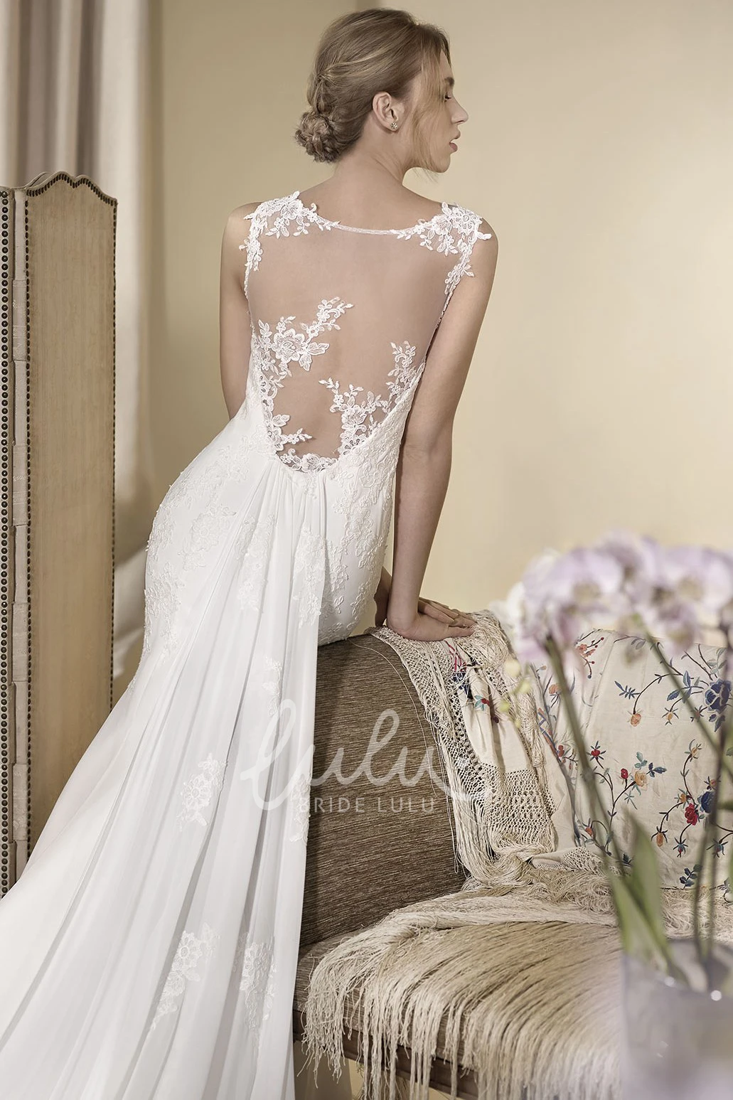 Chiffon V-Neck Sleeveless Sheath Wedding Dress with Appliques
