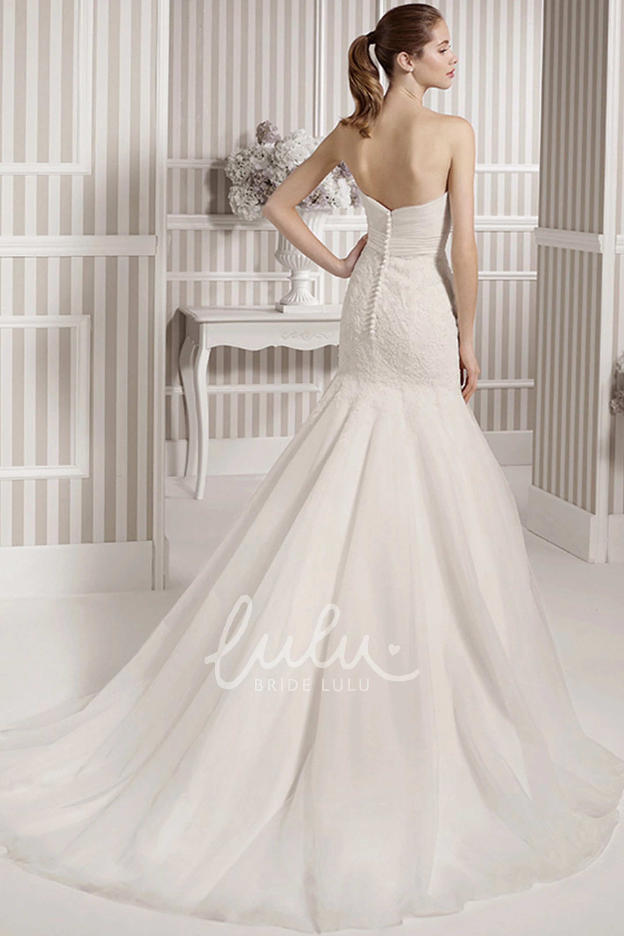 Sweetheart Tulle Trumpet Wedding Dress with Appliques and Criss Cross Elegant Bridal Gown