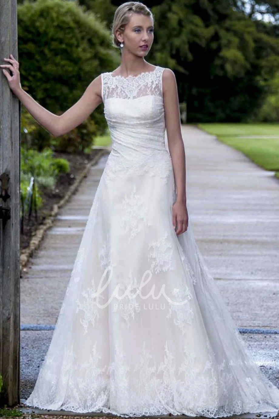 Bateau-Neck A-Line Lace Wedding Dress with Sleeveless Design