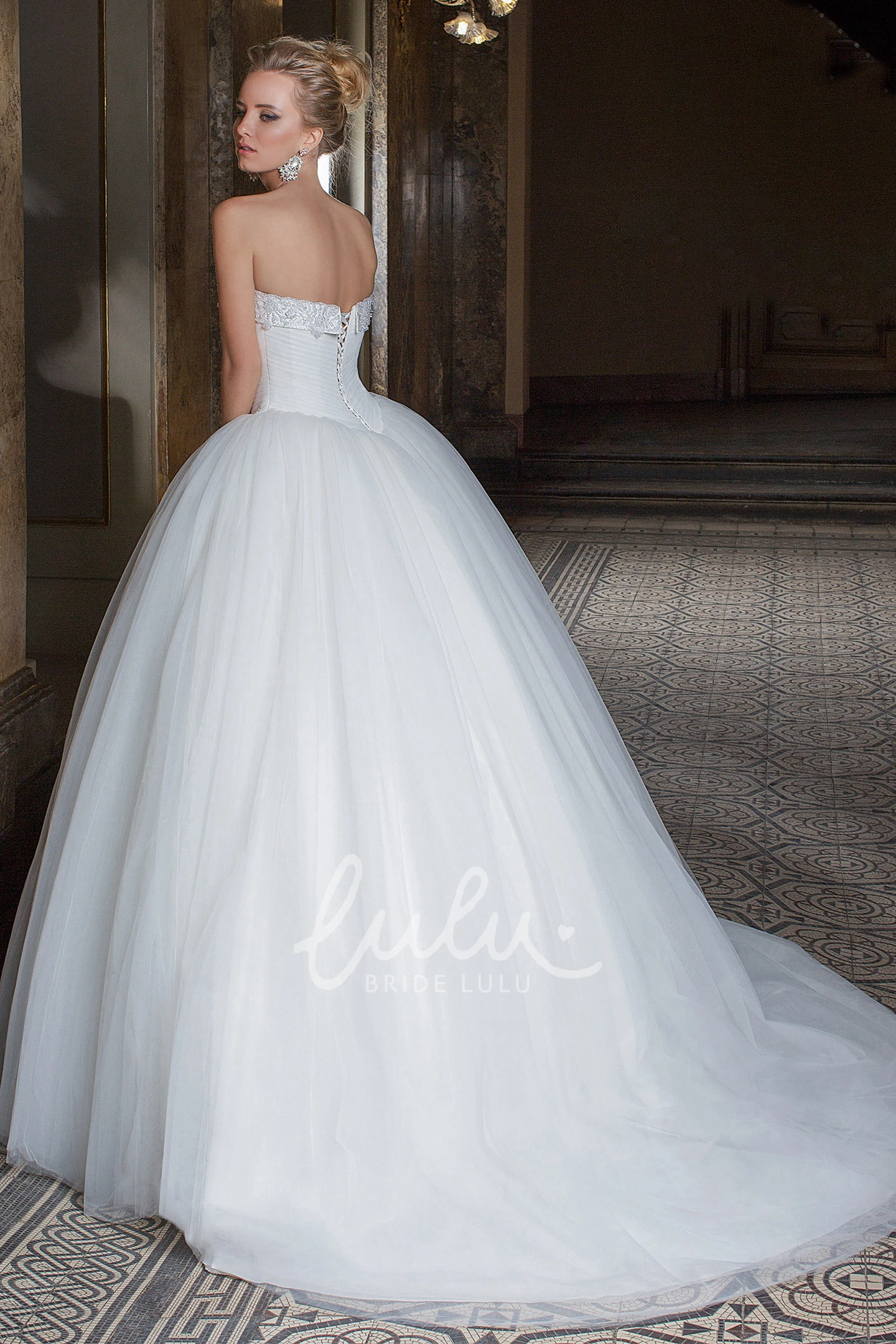 Sweetheart Tulle Wedding Dress Sleeveless Ball Gown with Ruching & Floor-Length