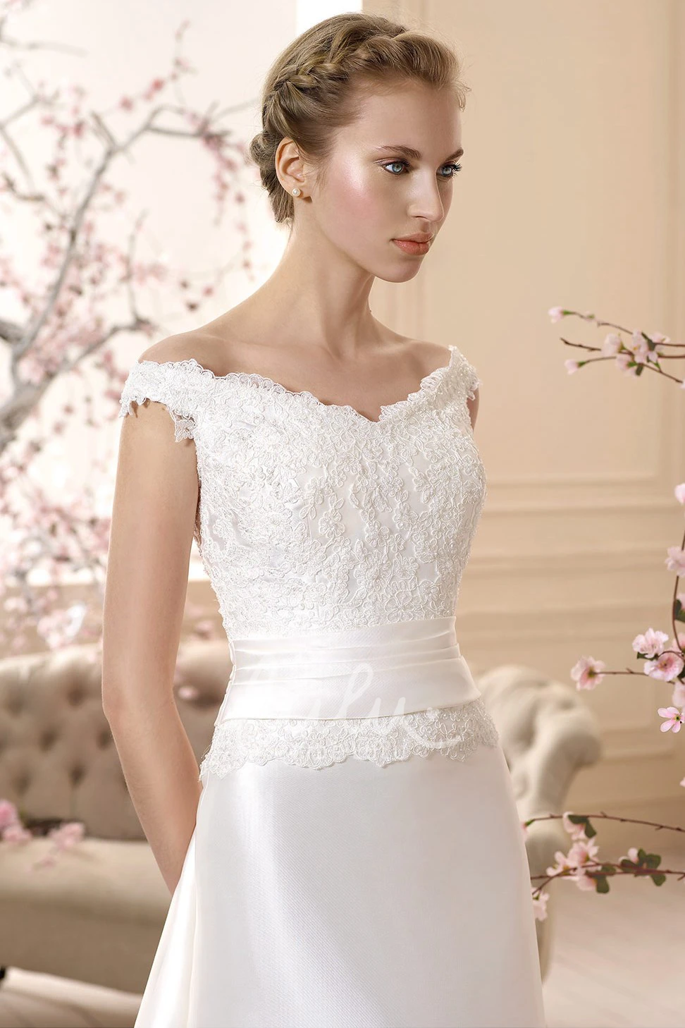 V-Neck Satin Wedding Dress with Appliques Floor-Length