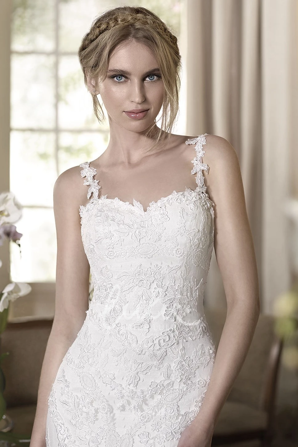 Sleeveless Floor-Length Appliqued Lace Wedding Dress Sheath Style