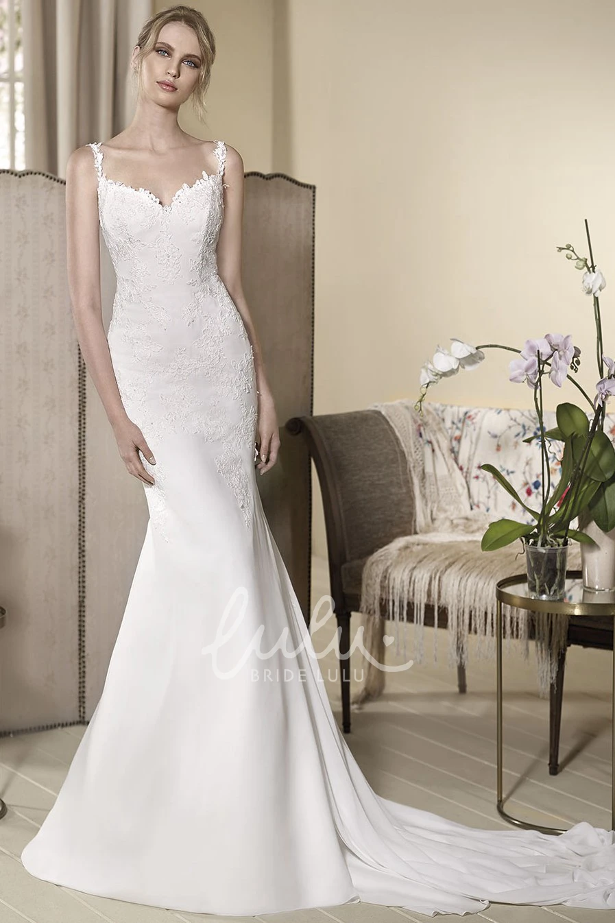 Chiffon V-Neck Sleeveless Sheath Wedding Dress with Appliques