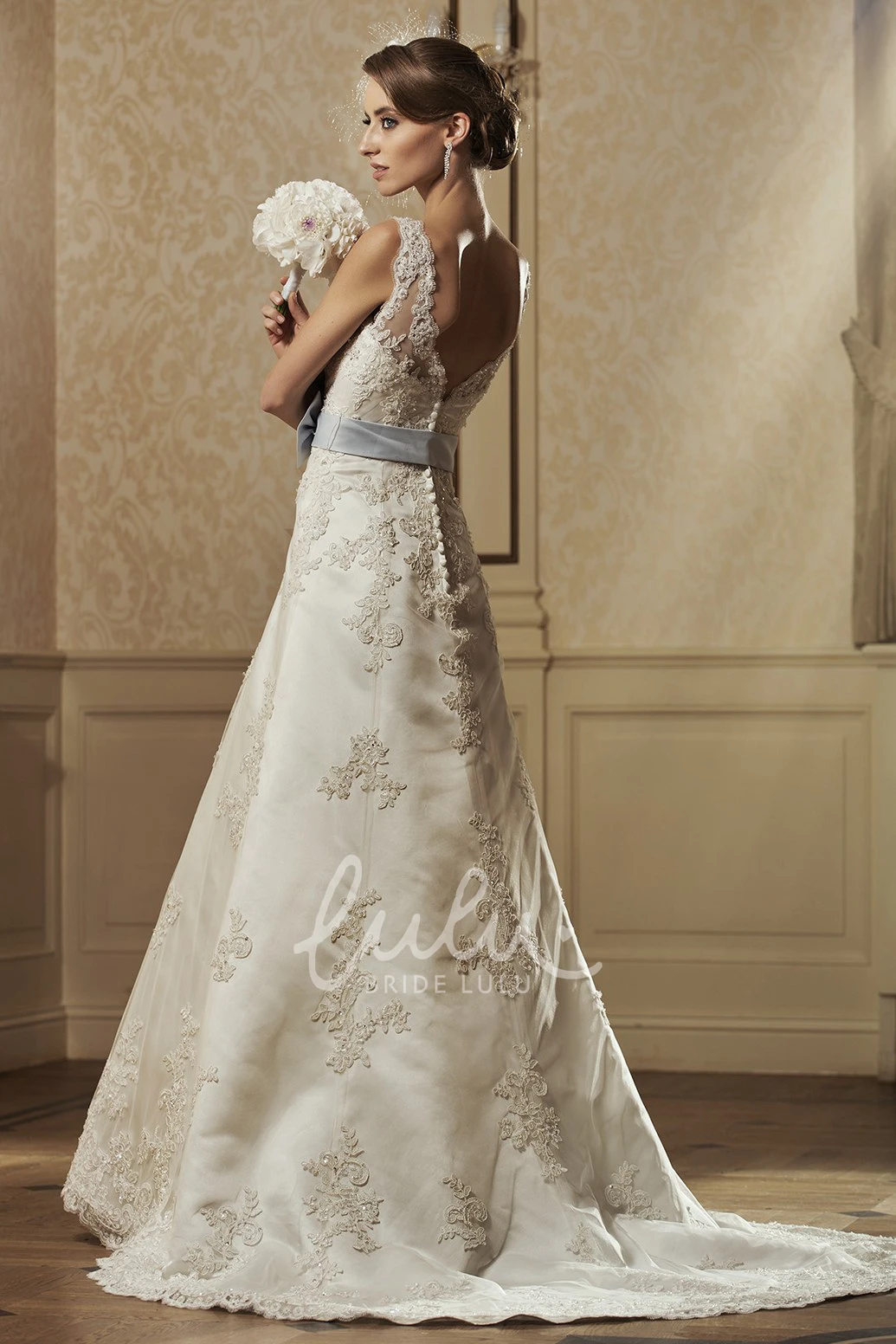 Sleeveless Scoop-Neck Lace A-Line Wedding Dress with Bow Classic and Modern
