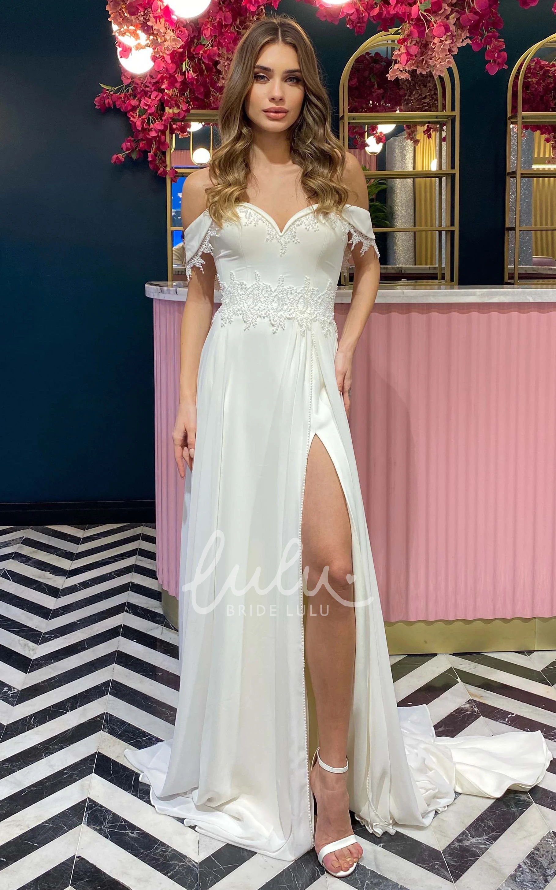 Luxury Chiffon Sleeveless Sheath Wedding Dress with Appliques and Split Front