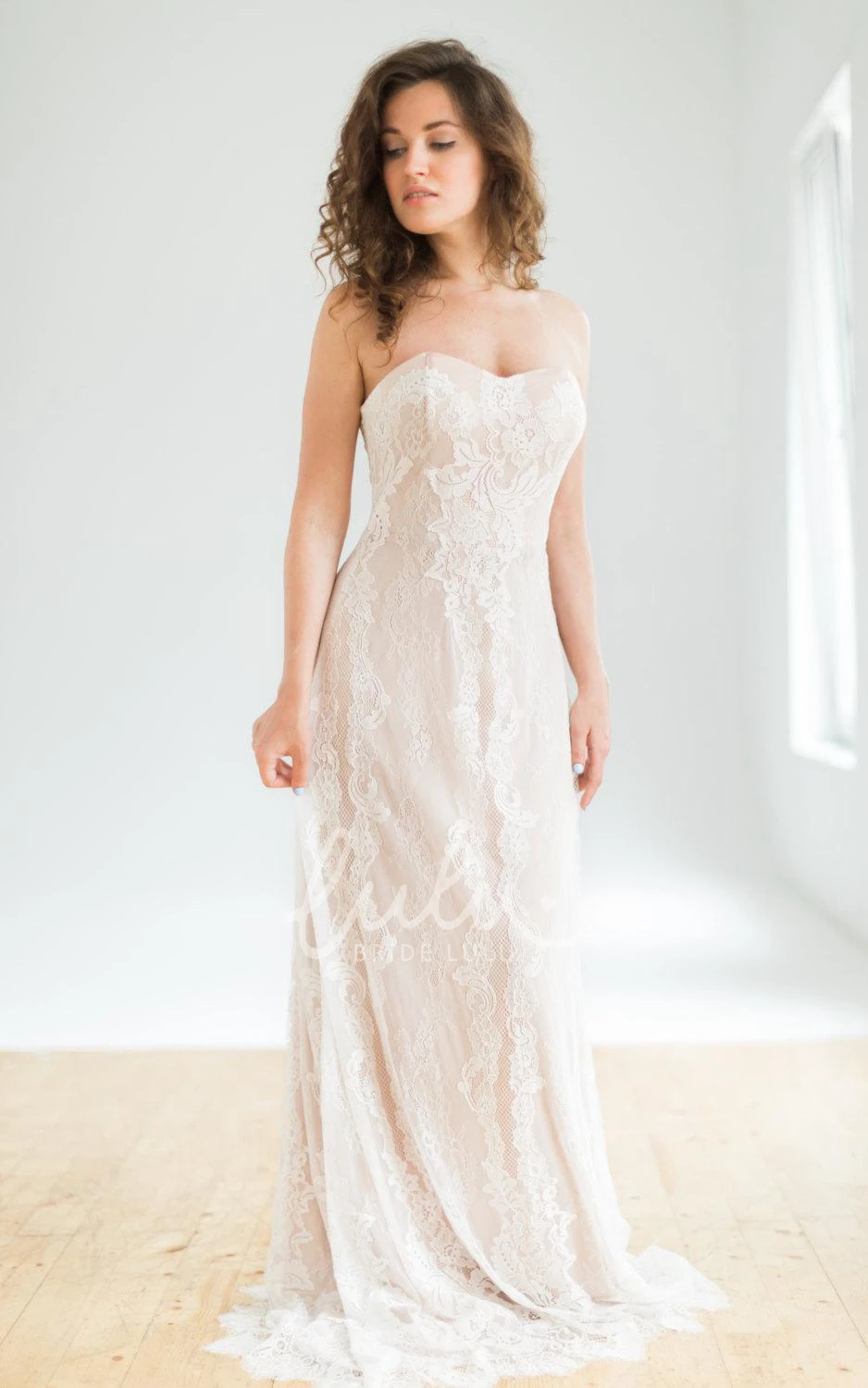 Elegant Floral Sheath Strapless Sweetheart Neckline Boho Lace Wedding Dress Modern Flowy Beach Zipper Back Sweep Train Bridal Gown with Appliques