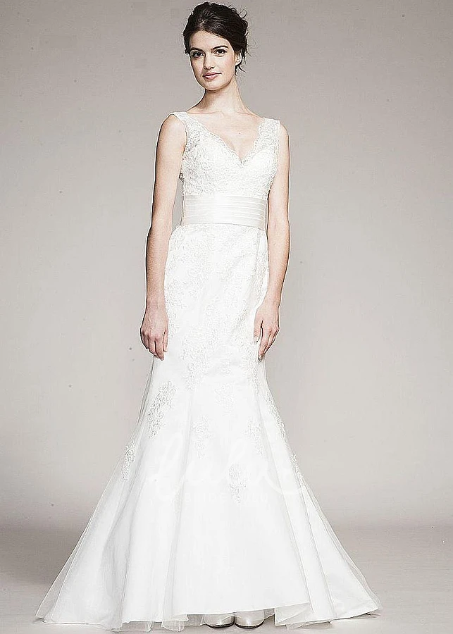 Sleeveless V-Neck Lace Mermaid Wedding Dress with Appliques and Maxi Length