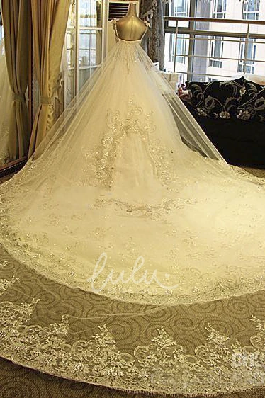 Luxury Strapless Sweetheart Wedding Dress with Watteau Train Lace Appliques and Beading