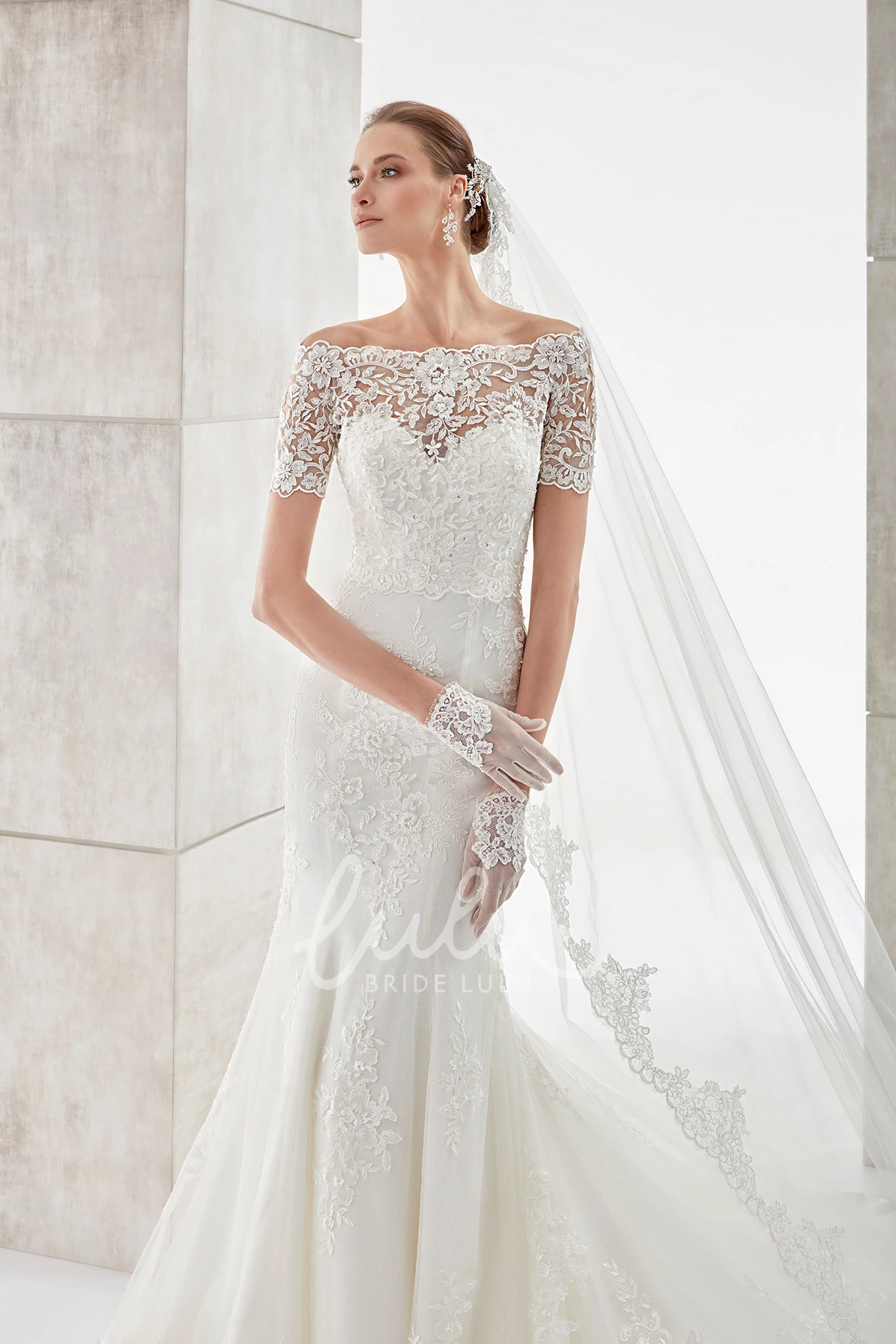 Sheath Mermaid Wedding Dress with Sweetheart Neckline Lace Appliques and Detachable Illusion Lace Modern Bridal Gown