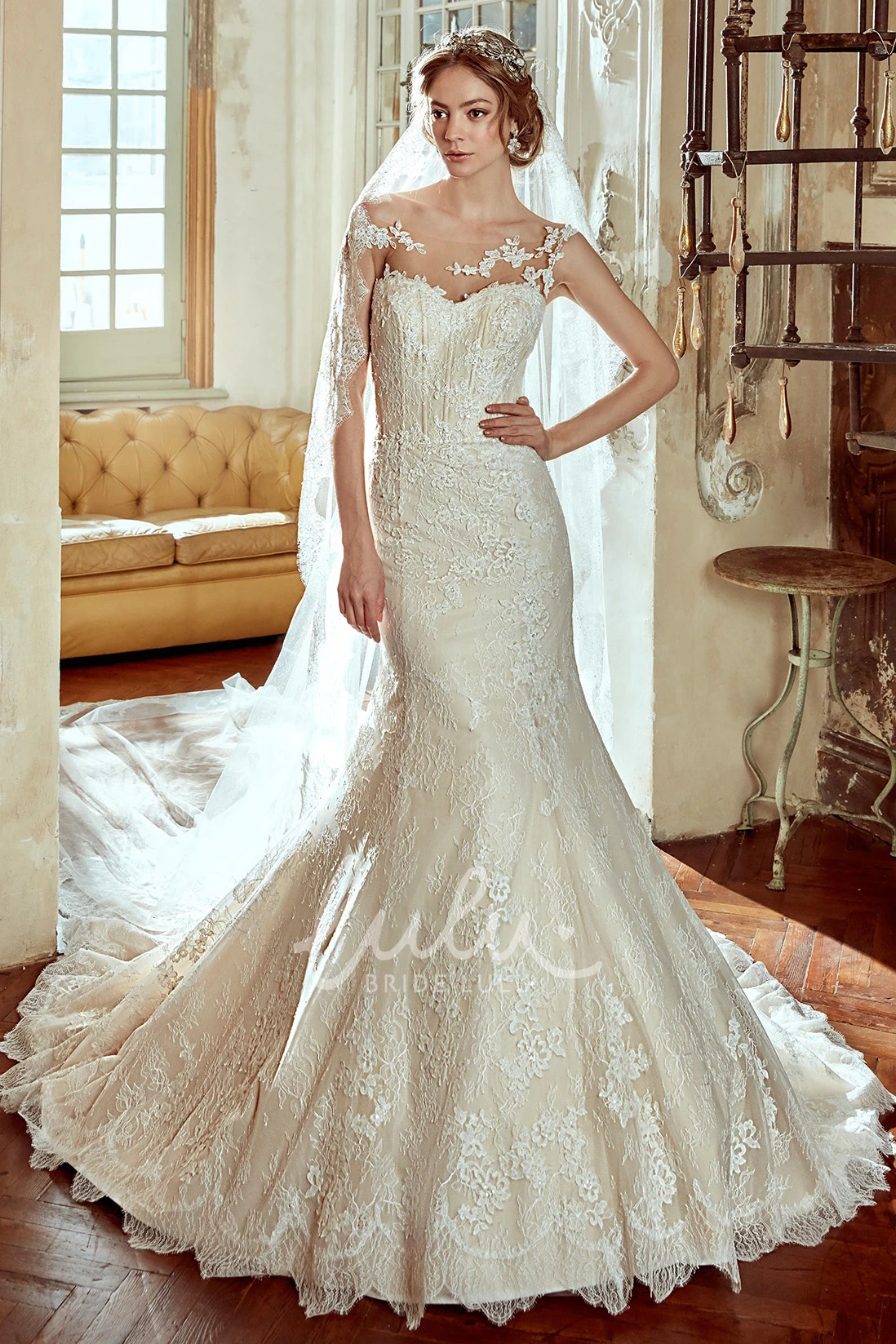 Lace Cap-Sleeve Wedding Dress with Scalloped Train and Appliques Elegant Wedding Dress 2025 Women