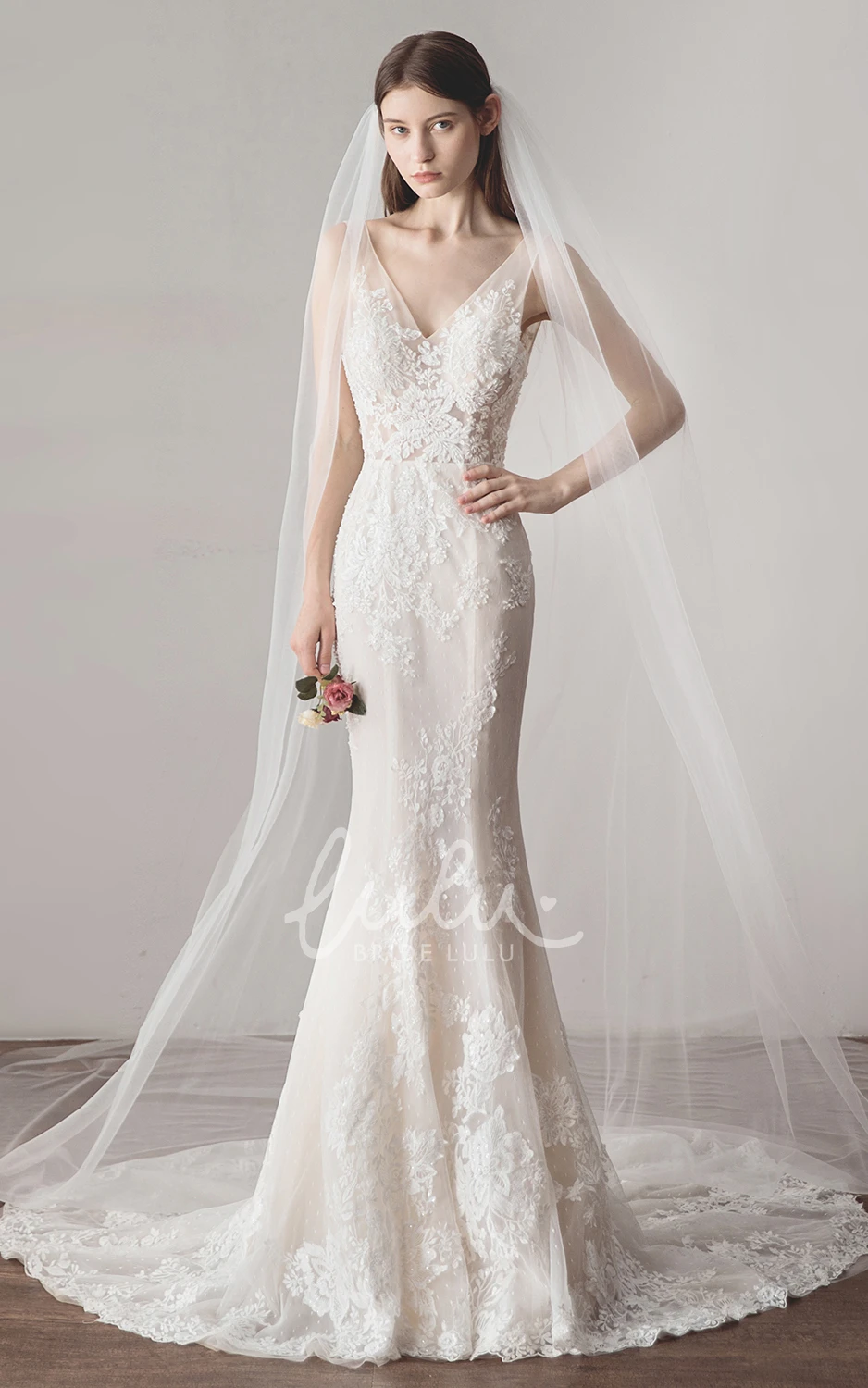 Simple Mermaid Wedding Dress with V-neck and Lace Sleeveless Bridal Gown