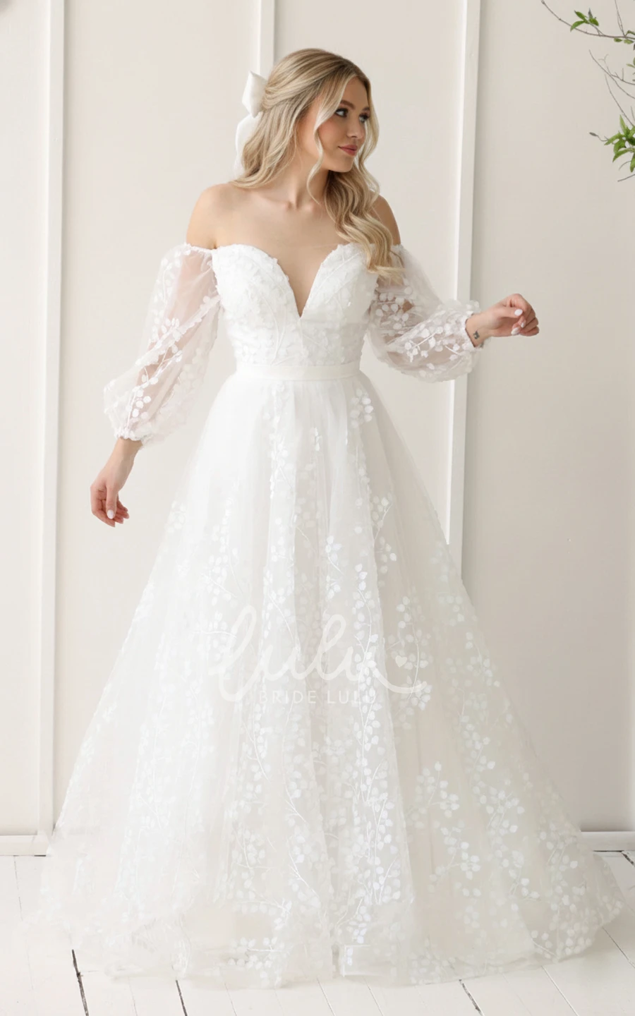 Elegant A-Line Off Shoulder Wedding Dress with Puff Sleeves and Lace Appliques Romantic Tulle Bridal Gown