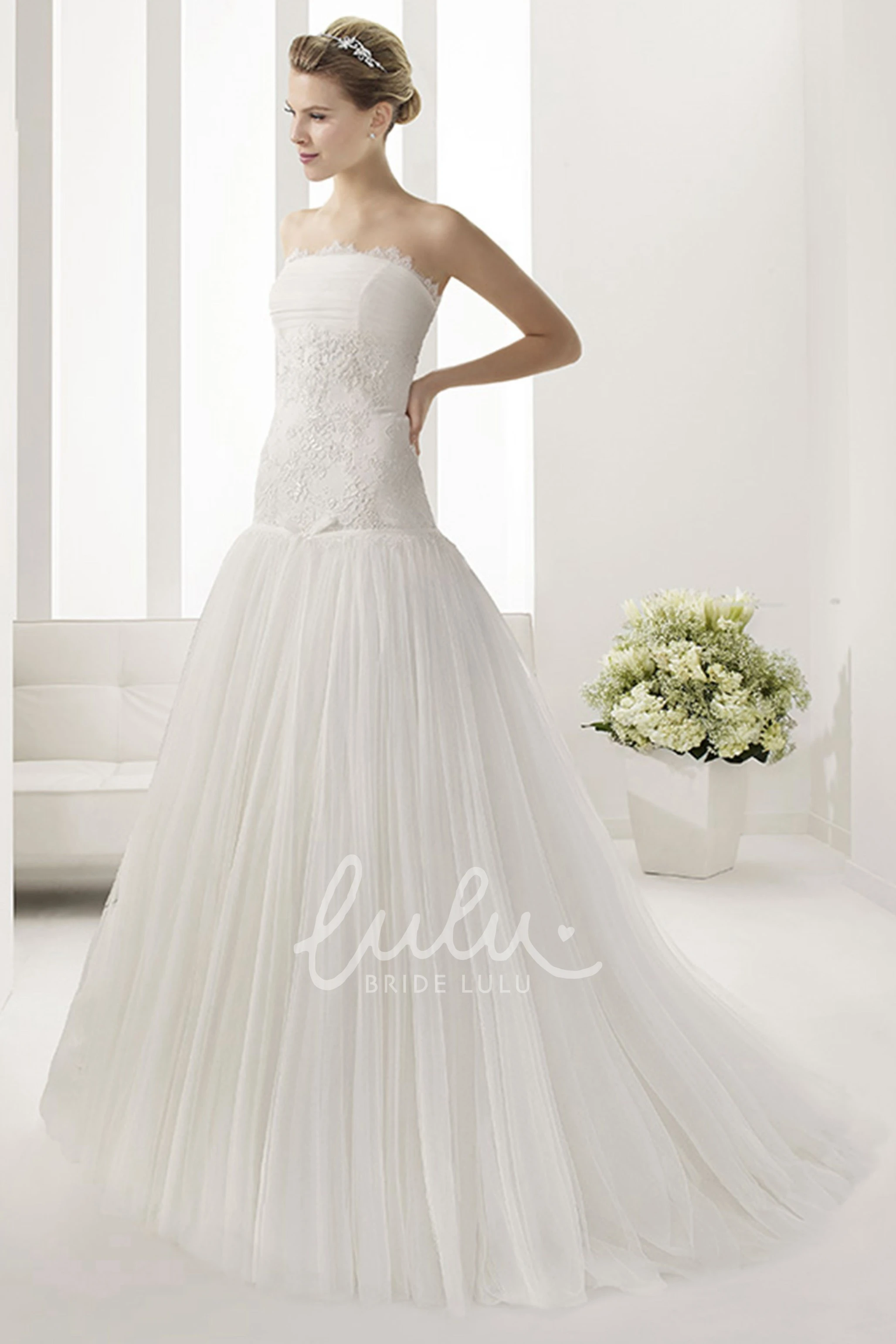Embroidered Waist Tulle Dress with Pleated Skirt Strapless Bridal Gown