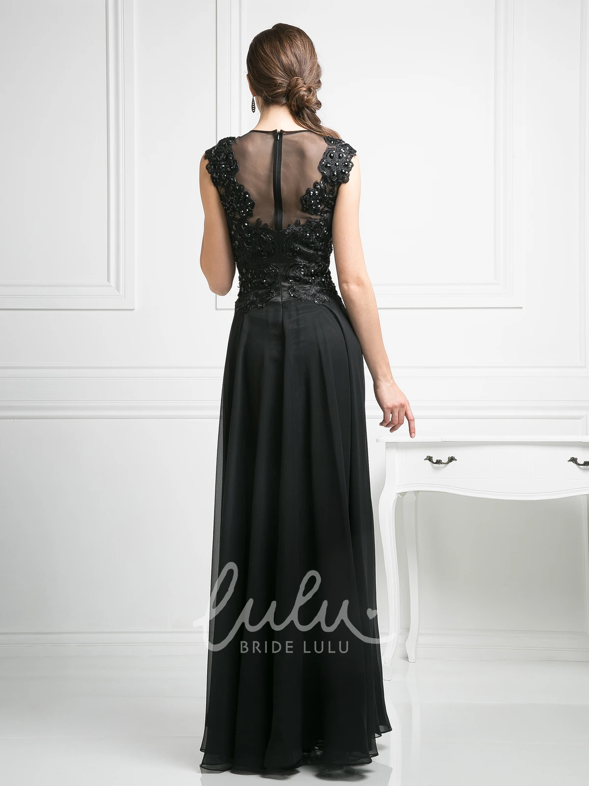 Applique Chiffon A-Line Bridesmaid Dress with Scoop-Neck and Illusion