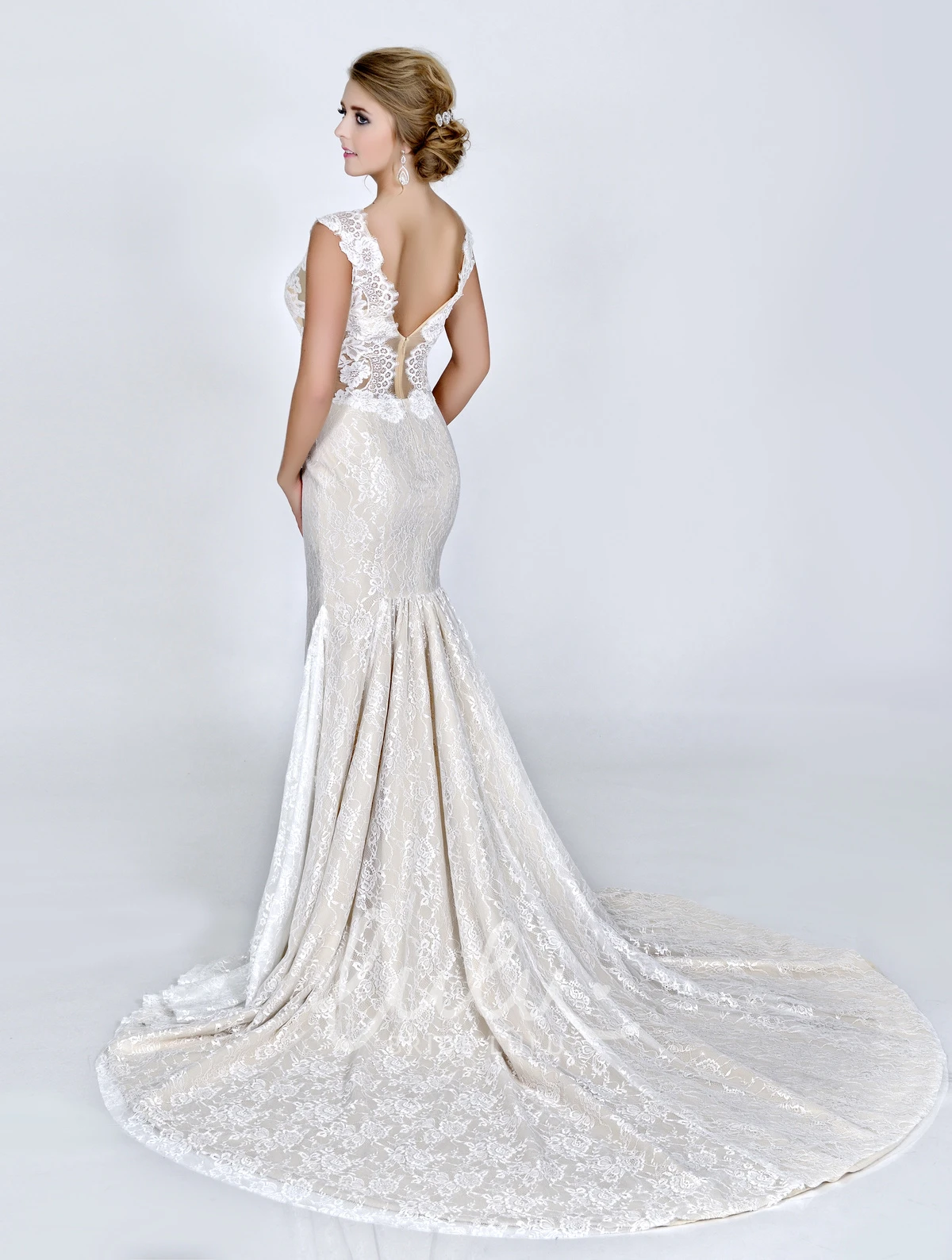 Sleeveless Lace V-Neck Sheath Wedding Dress with Court Train Bridal Gown