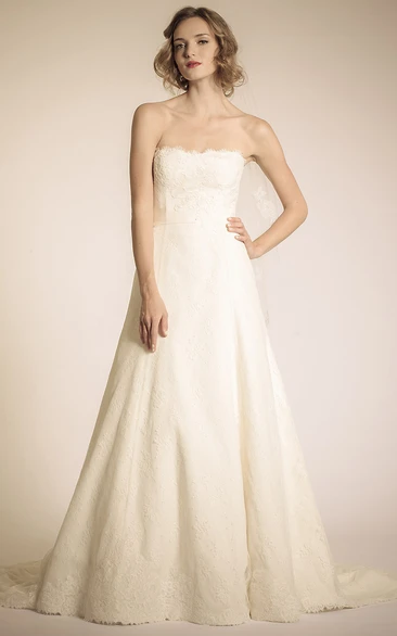 Lace Strapless A-Line Wedding Dress with Floor-Length Chic Bridal Gown