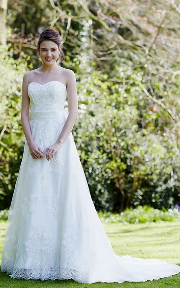 Sleeveless Lace A-Line Wedding Dress with Sweetheart Neckline and Bow Detail