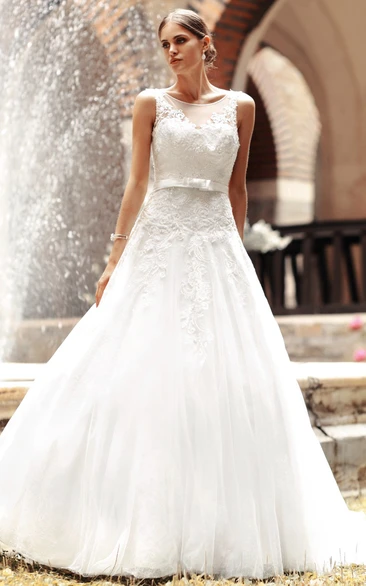 A-Line Tulle&Lace Appliqued Wedding Dress with Scoop Neck and Long Sleeves