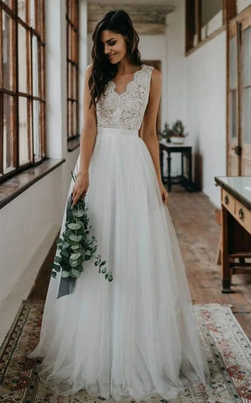 Bohemian Tulle Lace V-neck Wedding Dress with Scalloped Hemline