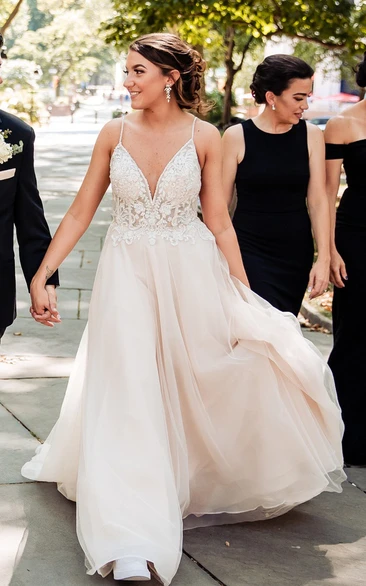 A-Line Spaghetti V-neck Organza Lace Appliques Open Back Sexy Bride Wedding Dress