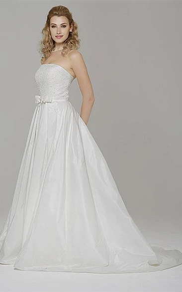 A-Line Floor-Length Appliqued Strapless Sleeveless Satin Wedding Dress Strapless Satin Wedding Dress with A-Line Silhouette and Appliques