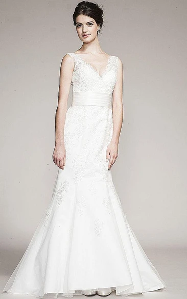 Sleeveless V-Neck Lace Mermaid Wedding Dress with Appliques and Maxi Length