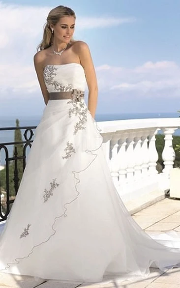 Elegant Strapless Tulle Wedding Dress with Appliques and Draping