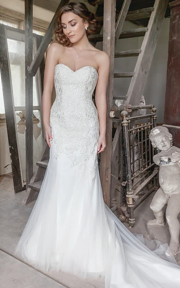 Tulle Appliqued Sweetheart Wedding Dress with Court Train Floor-Length
