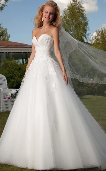 Sleeveless Sweetheart Tulle Ball Gown Wedding Dress with Applique Classic Bridal Gown