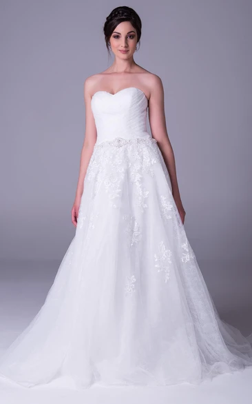 Maxi A-Line Tulle Wedding Dress with Sweetheart Neckline and Appliques